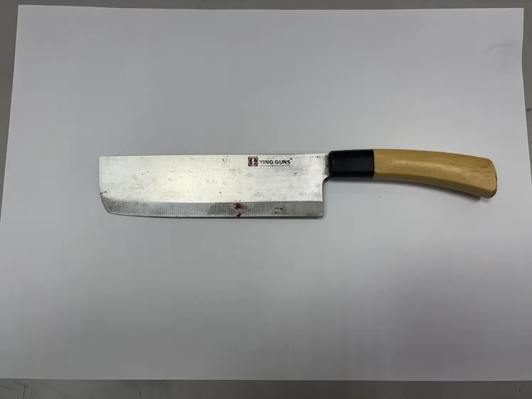 警方查扣兩人動手時用的菜刀，所幸被害人沒有生命危險。民眾提供