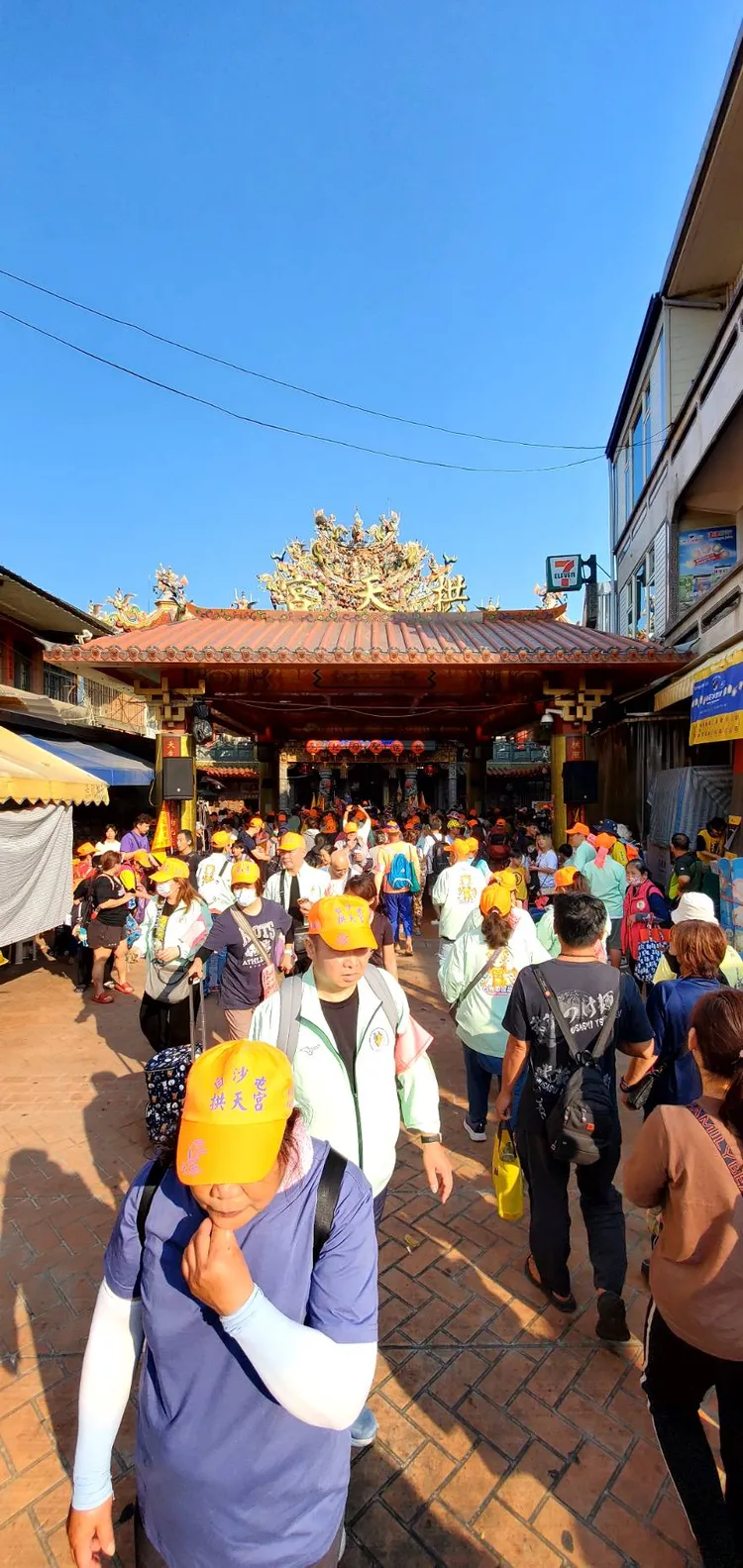 拱天宮目前人潮盛況。民眾提供
