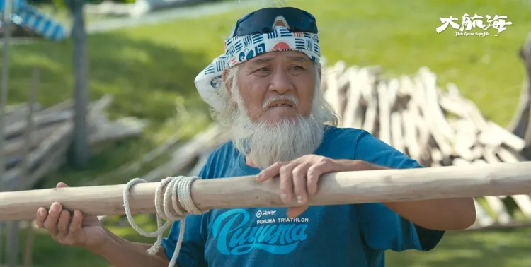 阿美族耆老 Laway分享如何以傳統工藝打造竹筏。阿洛無限提供