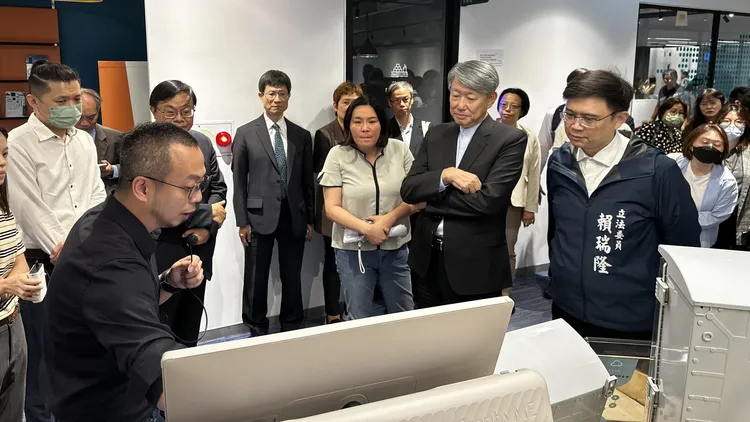 2024年6月6日經濟部長郭智輝及立委賴瑞隆視察亞灣新創園區，智食良果執行長吳昱鋒做成果展示。翻攝畫面