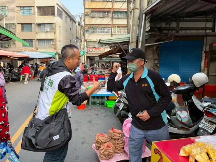 吳昱鋒勤快拜訪選民。翻攝畫面