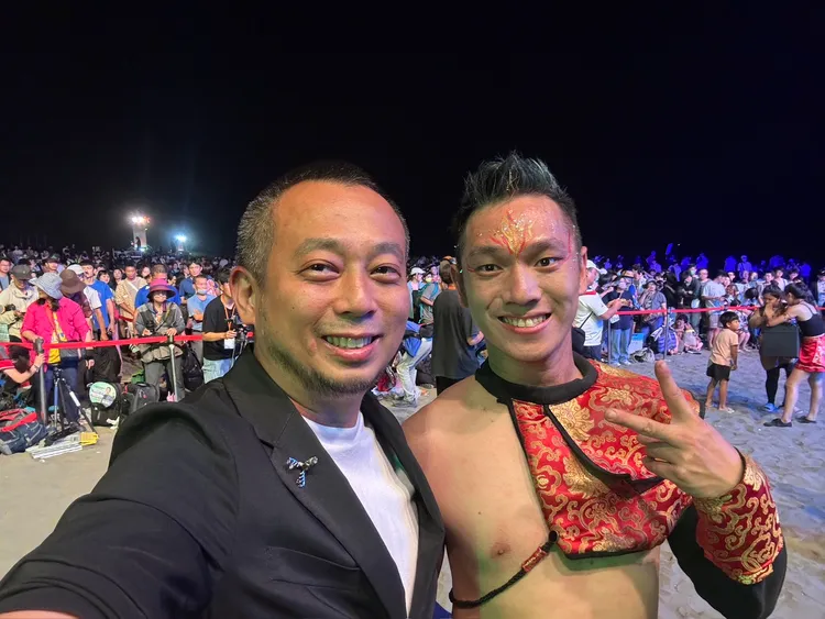 吳昱鋒邀請「即將成真」火舞團表演，吸引5、6千觀眾。翻攝畫面