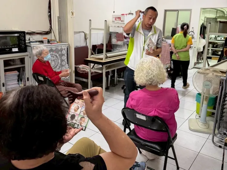 「吳昱鋒針對中高齡推出競選小物按摩爪，「吳昱鋒送健康」打出名聲。翻攝畫面