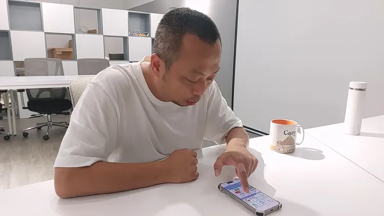 吳昱鋒開發智慧電箱，以手機Line介面即可調整相關設備，控制溫度濕度。凃建豐攝