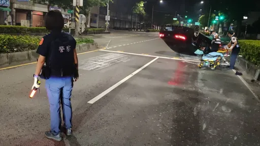 酒駕自撞分隔島致車輛翻覆！命大僅鼻子擦挫傷　移送法辦還吊照