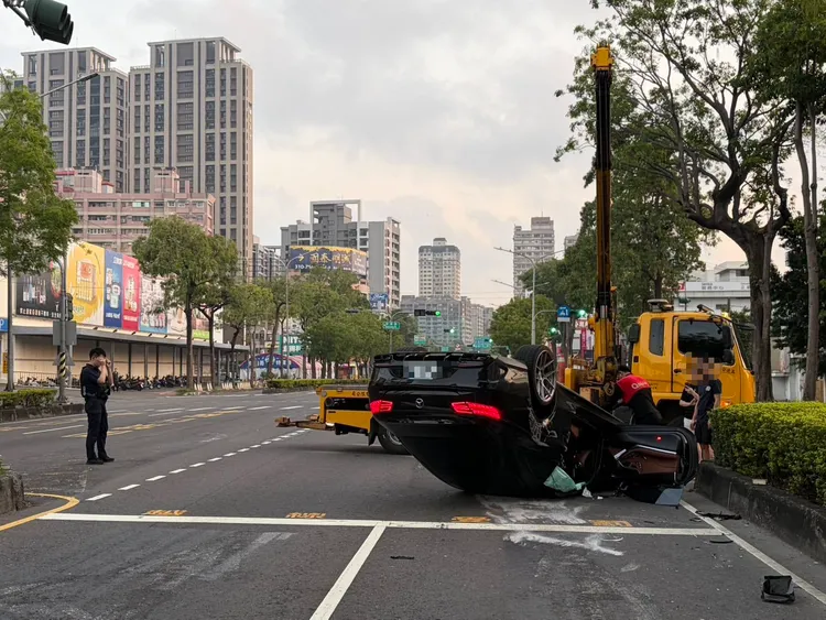 蔡男酒駕自撞分隔島致車輛翻覆。翻攝畫面