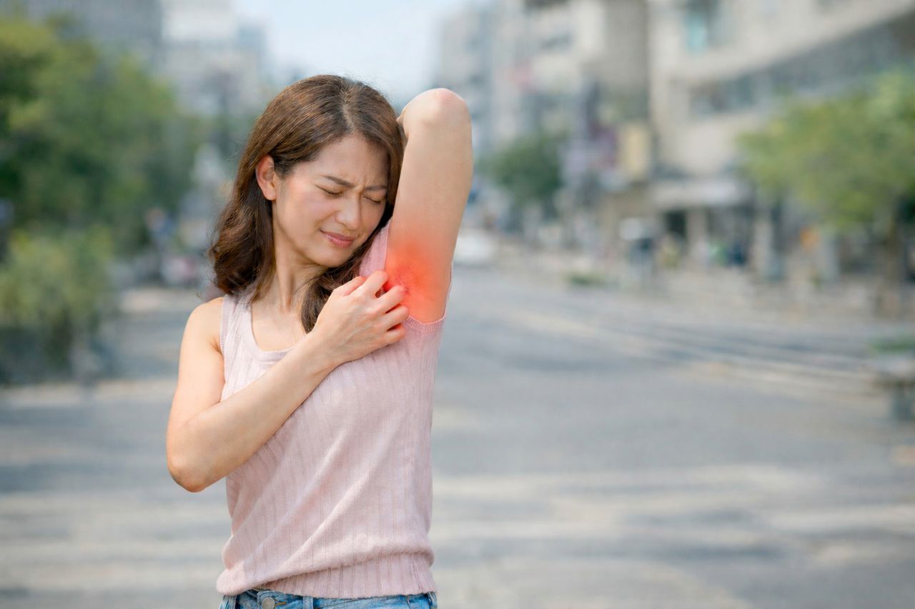 腋下發癢還發出紅光... 別忽視身體求救訊號