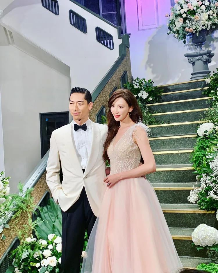 AKIRA（左）、林志玲2019年在台南美術館宴客。翻攝蘇菲雅婚紗IG