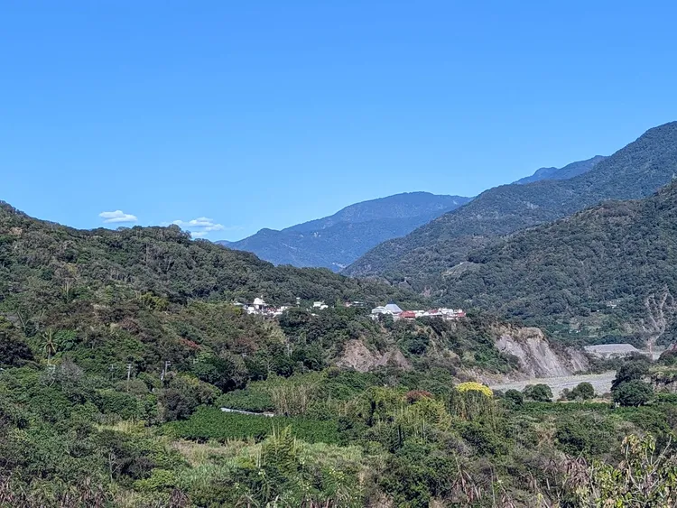 劉仁義看牙之餘，也愛上欣賞群山環抱的南橫之珠桃源。劉仁義提供