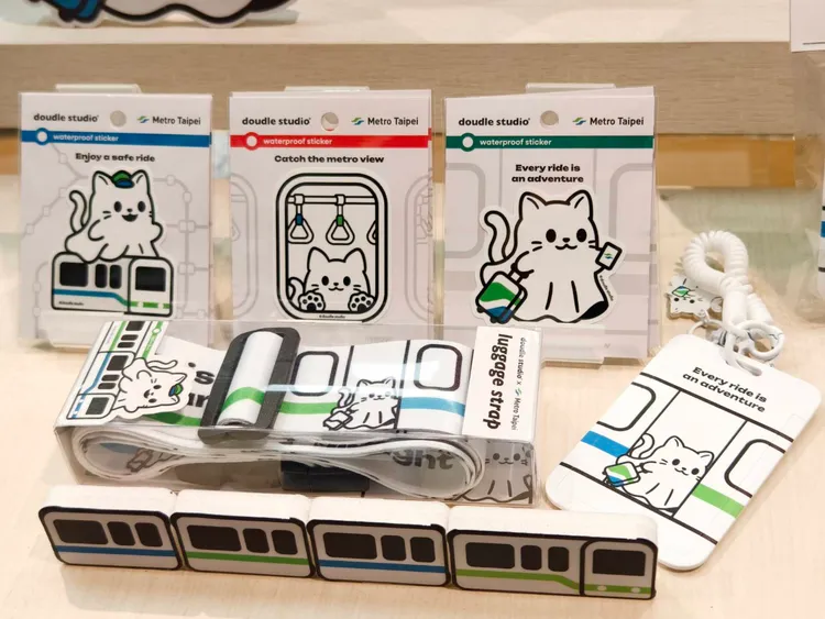 現場同步販售「貓系IP大聯名」、電聯車變形機器人積木等系列商品。北捷提供