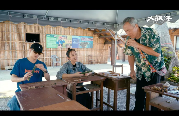 舞思愛（中）跟阿蘭AC（左）前往都歷部落向少多宜·篩代（右）學習製作阿美族傳統樂器口簧琴。阿洛無限提供