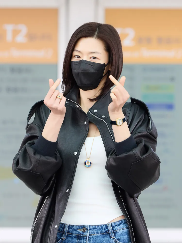 全智賢搭機前往日內瓦參加Watches & Wonders鐘錶與奇蹟高級鐘錶展。品牌提供