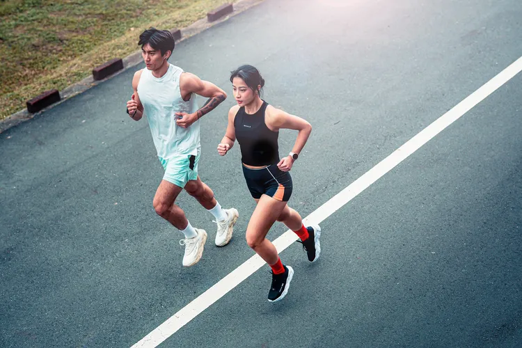 「UA HALO RUNNER SE慢跑鞋」搭載HOVR+™緩震泡棉，提供柔軟腳感。品牌提供