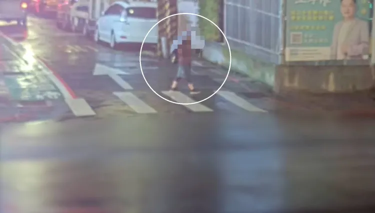 老婦人獨自北上迷路，在大雨中徘徊。翻攝畫面