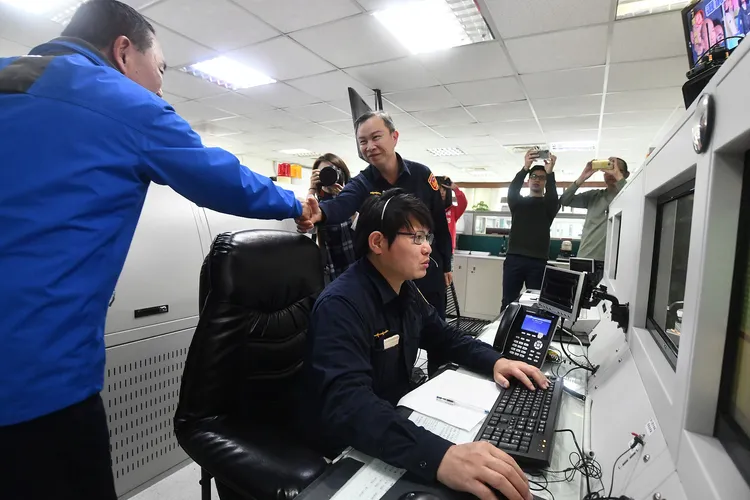 新北市警局110勤務指揮中心受理報案破百萬件，市長侯友宜(左一)慰問長年辛勞執勤員警，肯定他們24小時不間斷地守護4百萬市民的生命財產安全。市府提供