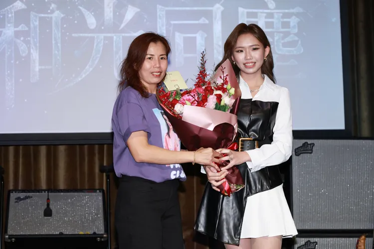 劉恩君與媽媽同台合照。彭欣偉攝