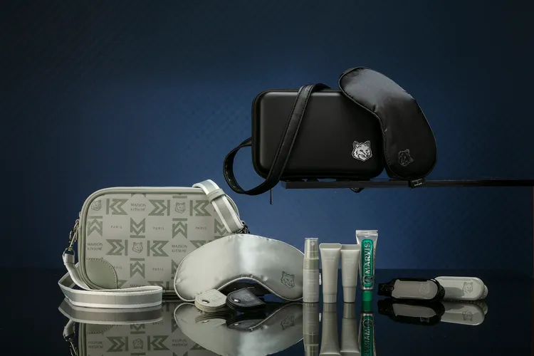 現行與時尚潮牌Maison Kitsuné合作，完首次將皇璽桂冠艙過夜包與睡衣使用同一個品牌設計。長榮航空提供