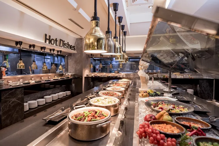 即日起至4/6前往台糖長榮酒店(台南)吃遍天下自助餐廳，每一位成人用餐即招待一位6-12歲小朋友免費用餐。業者提供