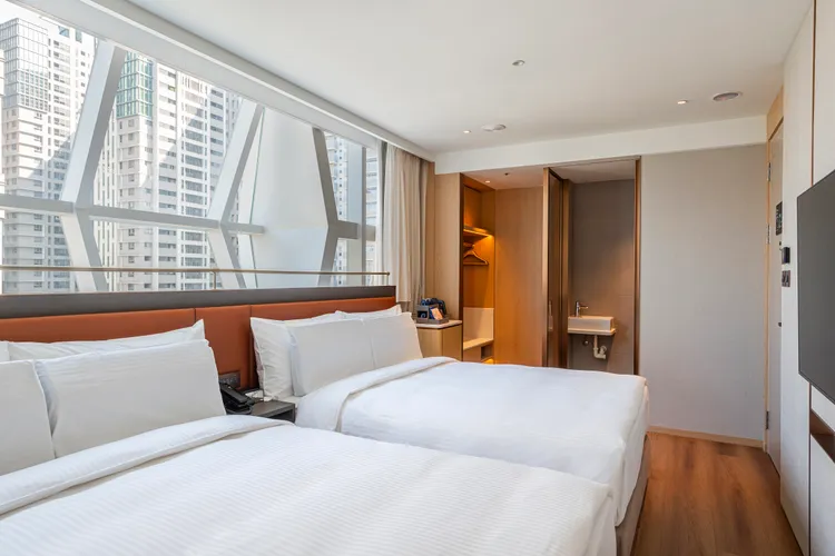 預訂采寓「萌趣入住」住房專案，入住家庭房即可獲得巴布豆周邊商品。業者提供