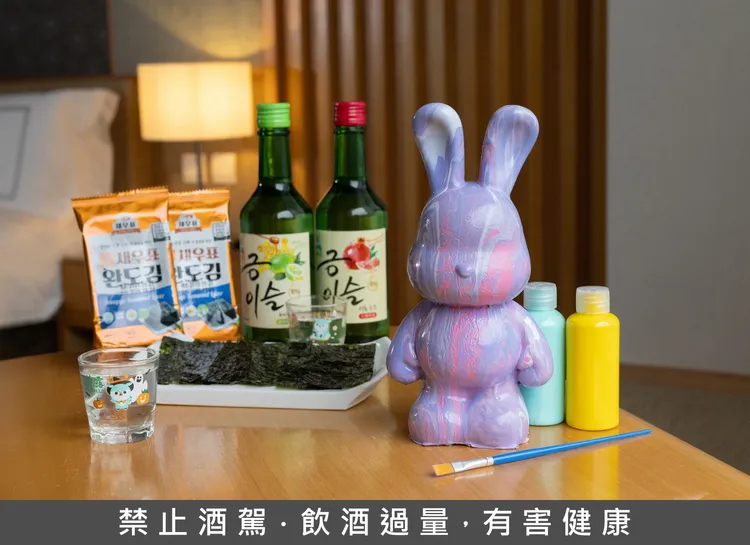 搶攻親子商機，長榮鳳凰酒店四人入住套房萬元有找，入住即贈流體兔手作課程、韓國清露燒酒組合及免費入席鳳凰飴號行政酒廊多項優惠。業者提供