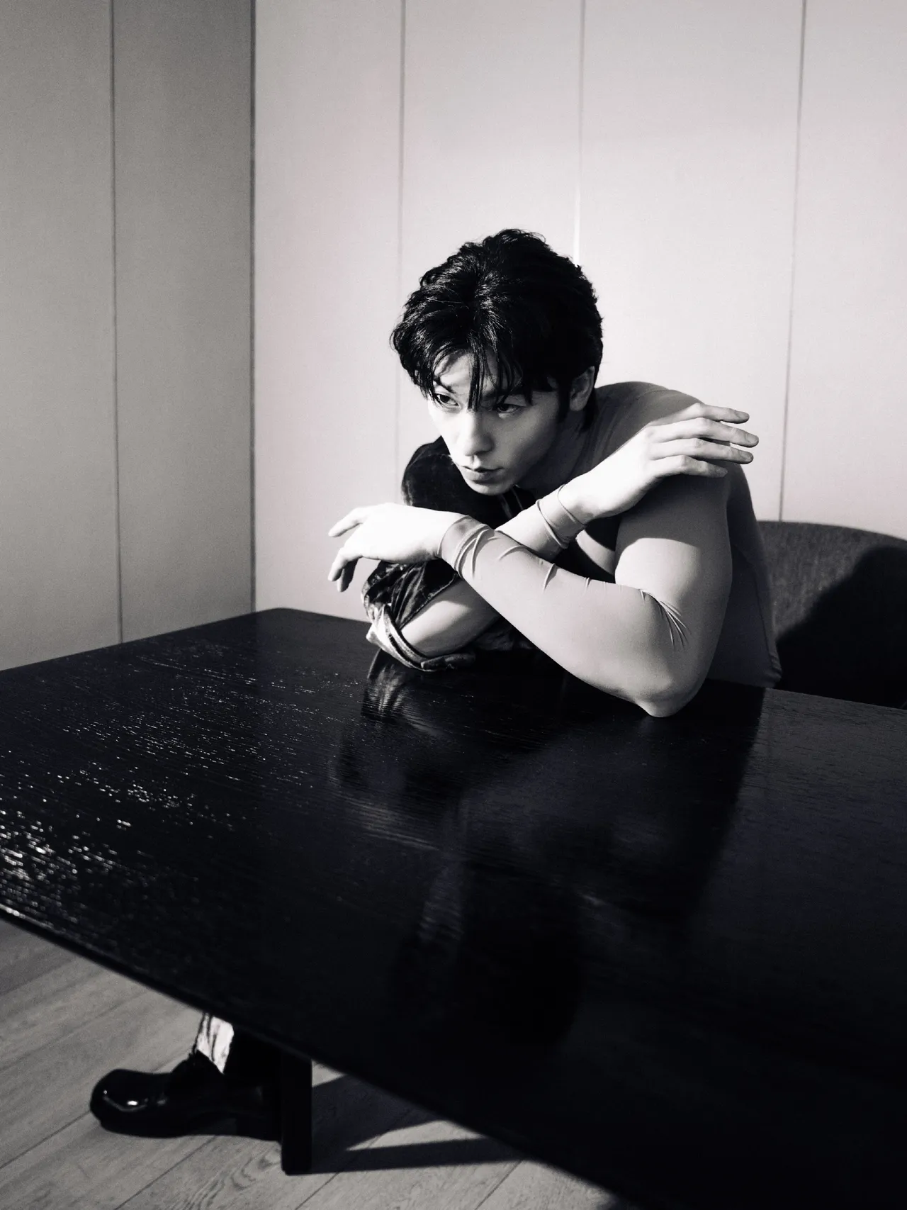 換上肉色上衣的許光漢展露精實肌肉線條。翻攝許光漢工作室微博