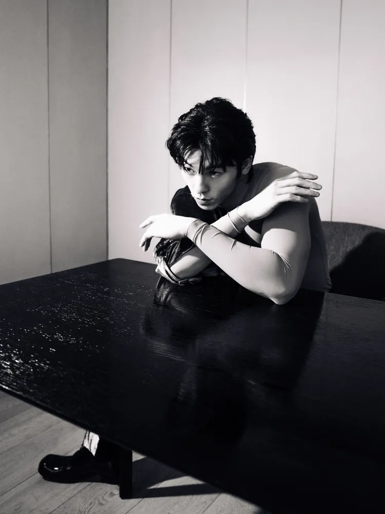 換上肉色上衣的許光漢展露精實肌肉線條。翻攝許光漢工作室微博