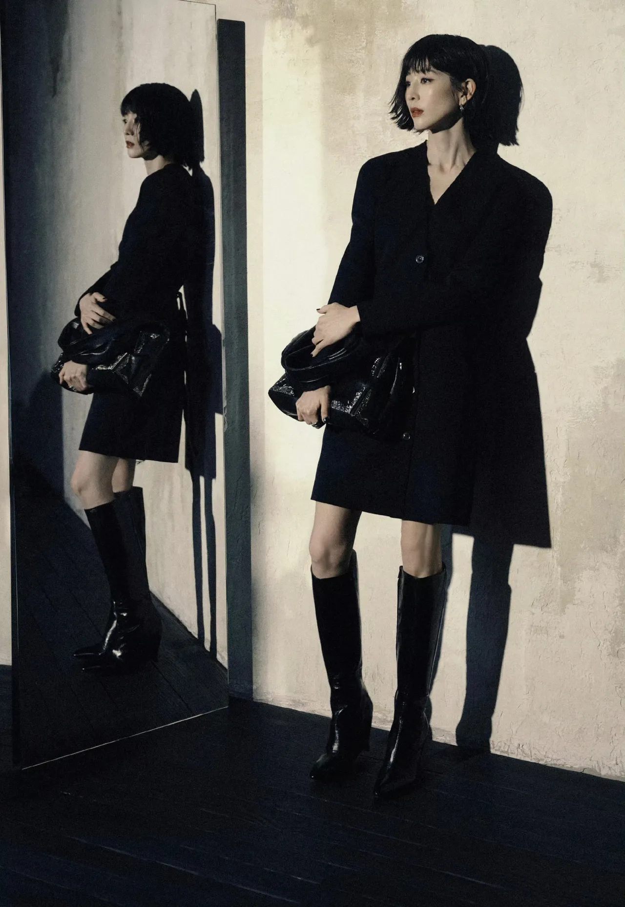 張鈞甯以黑色排扣短洋裝、長靴配上俐落短髮。翻攝張鈞甯工作室微博