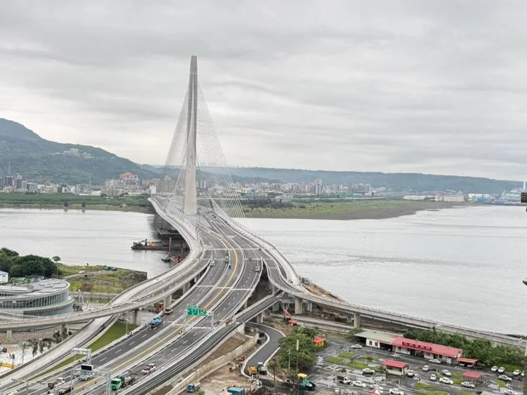 淡江大橋完工後將縮短淡水與八里間的交通運輸，便捷路網進而帶動淡水、八里、北海岸整體的觀光與經濟產值。觀光局提供