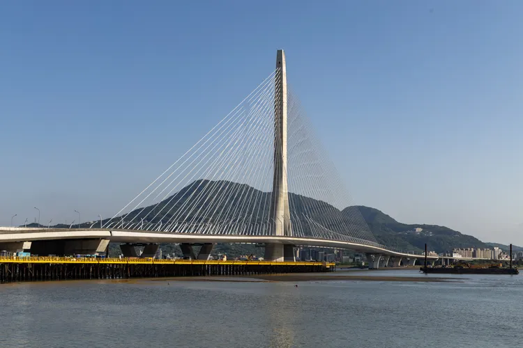 淡江大橋的不對稱單塔斜張橋為國際的知名地標，民眾可於5月3日登橋野餐，欣賞主塔與觀音山交映的壯闊景觀。觀光局提供