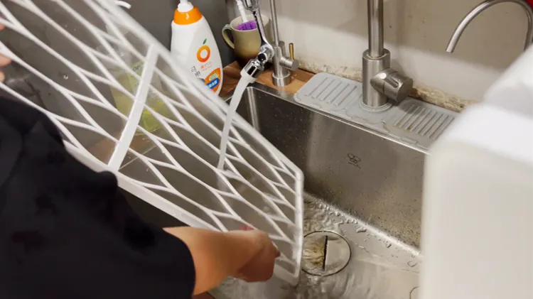 冷氣濾網以清水沖洗並自然陰乾，不要放太陽底下直曬。