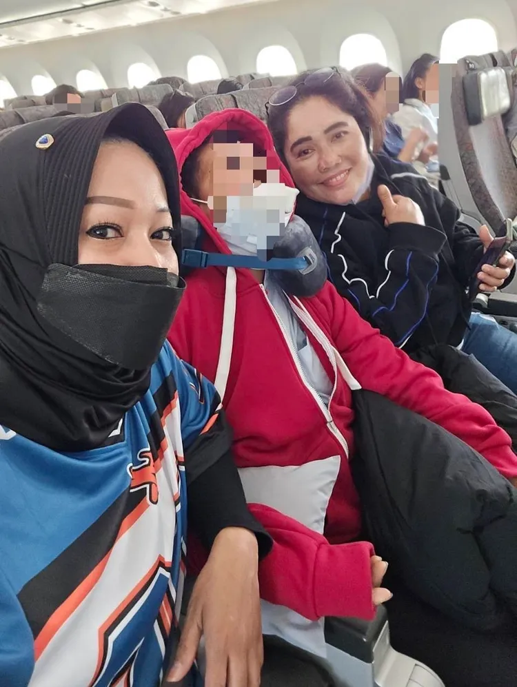 中風女移工由友人陪同搭機返鄉。新竹縣專勤隊提供