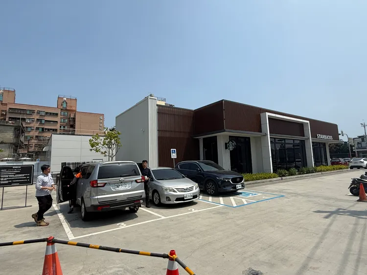林園區近年來有捷運延伸線交通建設，也讓連鎖品牌餐飲進駐。葉家銘攝