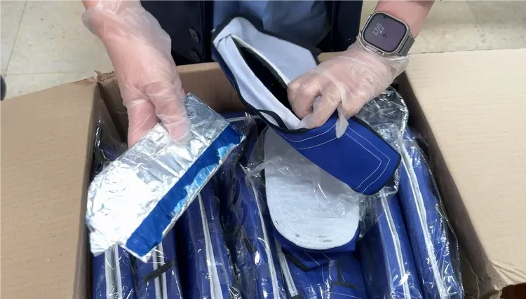 毒品包裹開封，裡面是一堆壽鞋夾藏海洛因。翻攝畫面