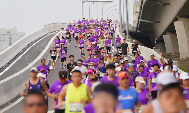 逾7000人率先體驗淡江大橋壯闊美景。翻攝自陳世凱臉書