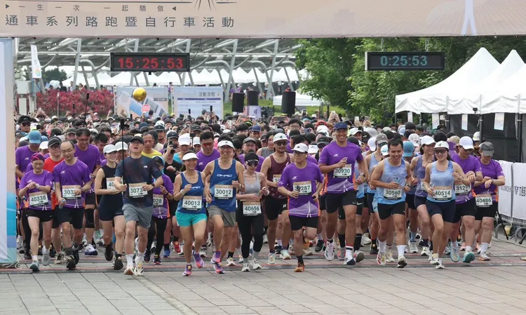 淡江大橋路跑活動，7000多人分梯次起跑。翻攝自陳世凱臉書