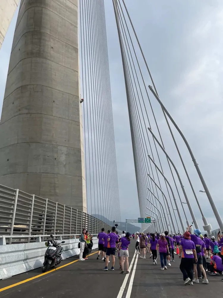 淡江大橋路跑活動，7000多人分梯次出發。民眾提供