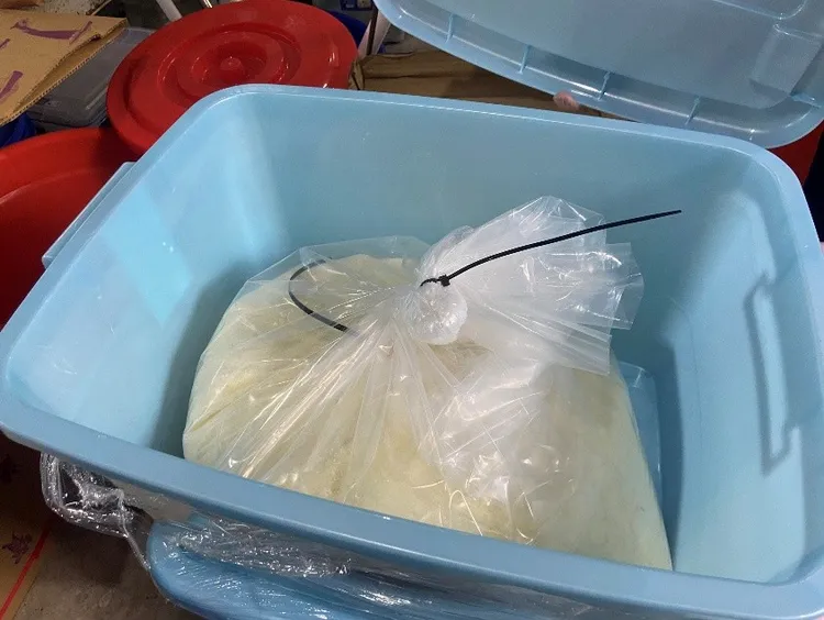 現場查扣第四級毒品先驅原料2-溴4甲基苯丙酮成品。民眾提供