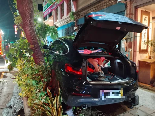 竹市小客車衝撞騎樓　男駕駛送醫命危