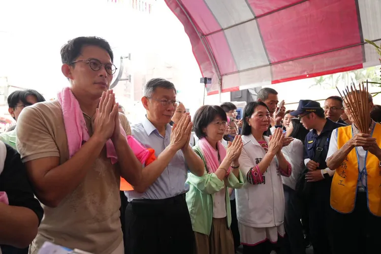 民眾黨創黨主席柯文哲與黨主席黃國昌，16日前往雲林北港參與白沙屯媽祖進香行程。民眾黨提供