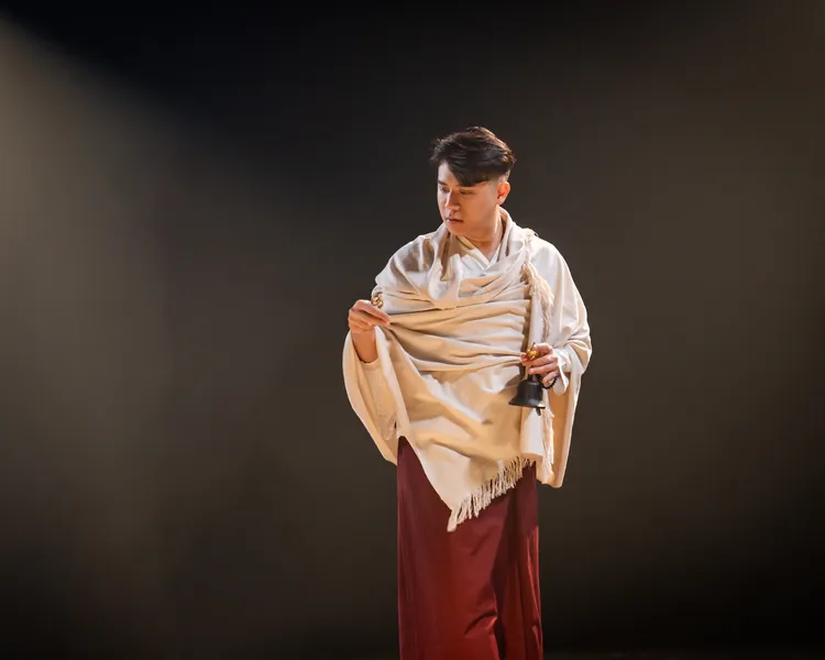 在靈異電影《啵me之我的青春住了鬼》飾演禪師、化解鬼魂怨氣的熊仁謙。風暴國際提供