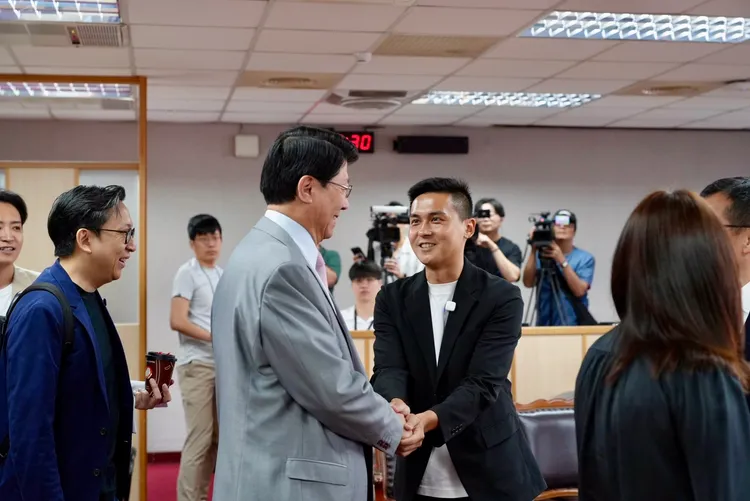 立委羅智強今（17）日於立法院紅樓召開記者會，為新北市議員候選人何元楷站台助陣。羅智強辦公室提供