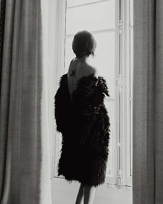 三吉彩花兼顧模特兒和演員工作。翻攝三吉彩花IG