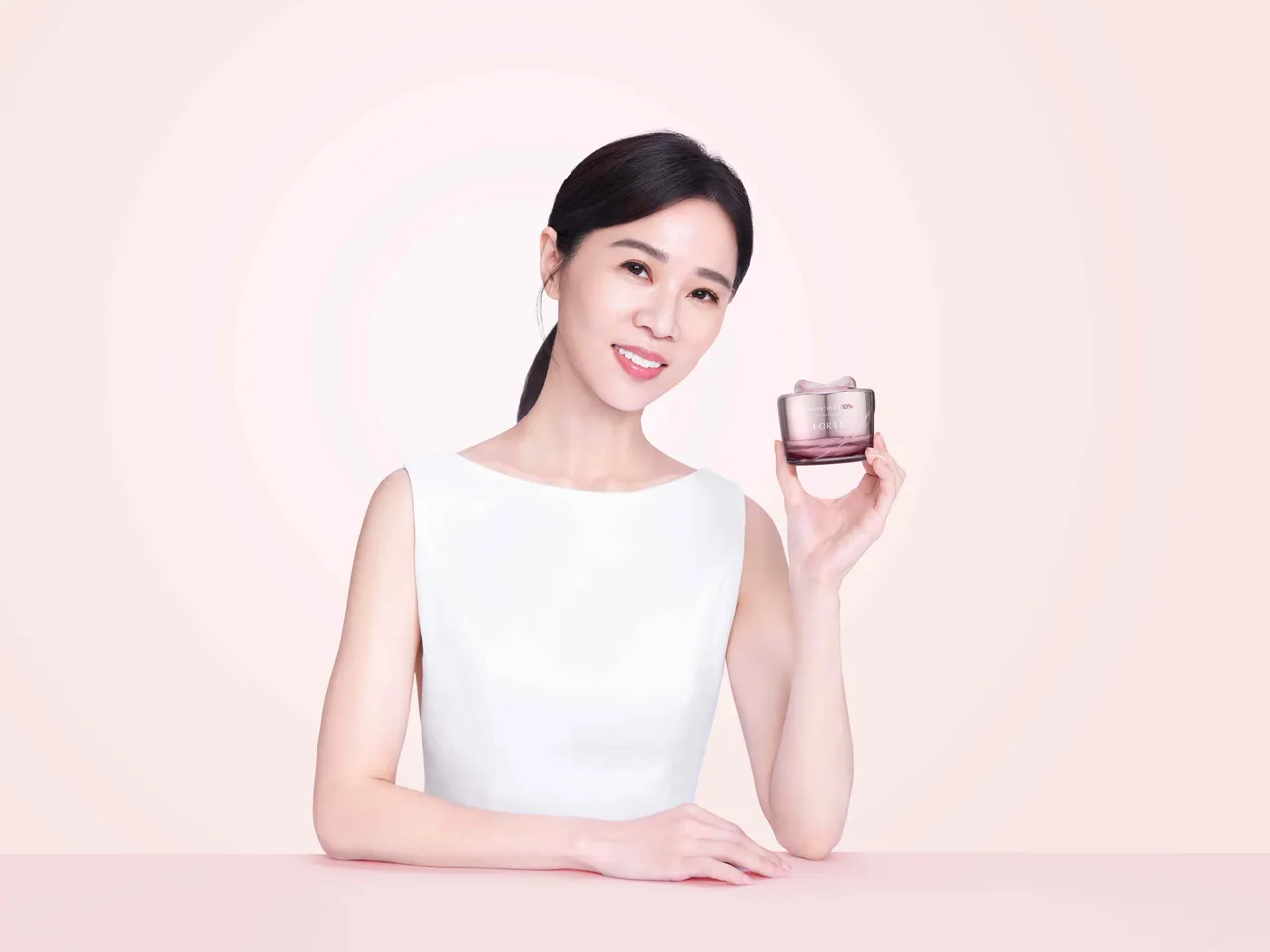 謝盈萱力推FORTE全新升級10%胎盤素肌活精質乳霜。品牌提供