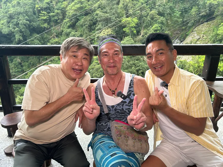 胡瓜（左起）、黃仲崑、民雄一碰面話題聊不完。下面一位提供