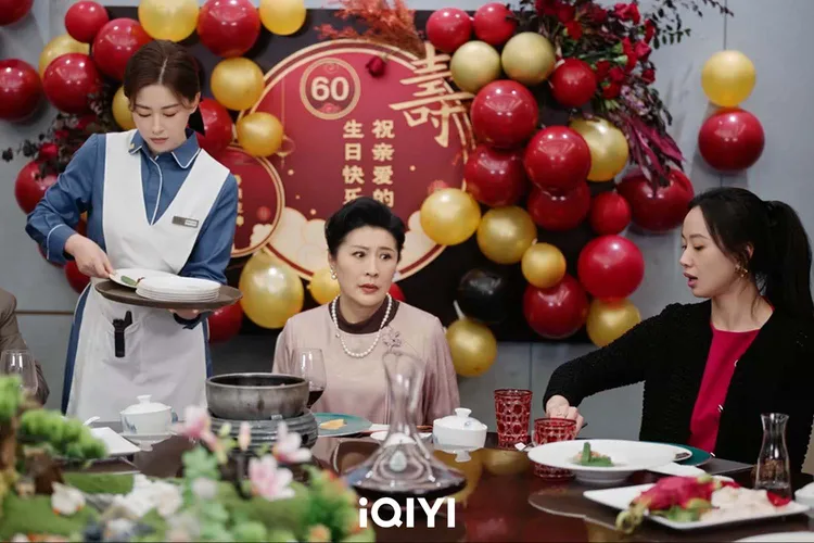 朱珠（左一）對劇中小三李夢展開大老婆的反擊。愛奇藝國際版提供