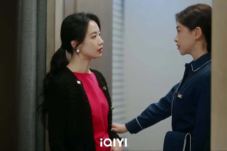 朱珠（右）與李夢在劇中屢次正面交鋒。愛奇藝國際版提供