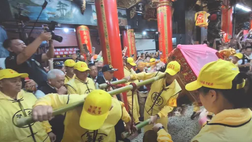 震撼畫面！近距離看「粉紅超跑」超強爆發力　轎班壯漢險摔倒