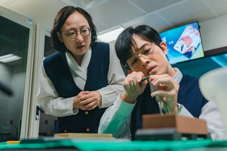 廖梨伶（左）戲裡和董季鑫互動。大愛提供