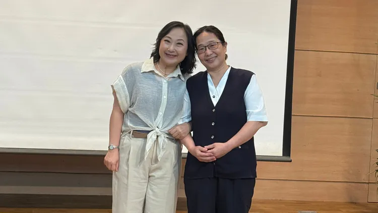 廖梨伶與劇中飾演的原型人物林姿伶合照。大愛提供