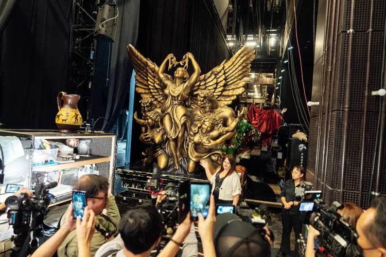 《歌劇魅影》後台開箱，媒體搶拍天使雕像。寬宏藝術提供